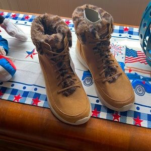 Sketchers boots. Never worn. Size 7.5. Fur lined